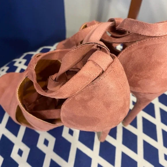 Mauve ankle strap tie up bootie - Picture 2 of 6